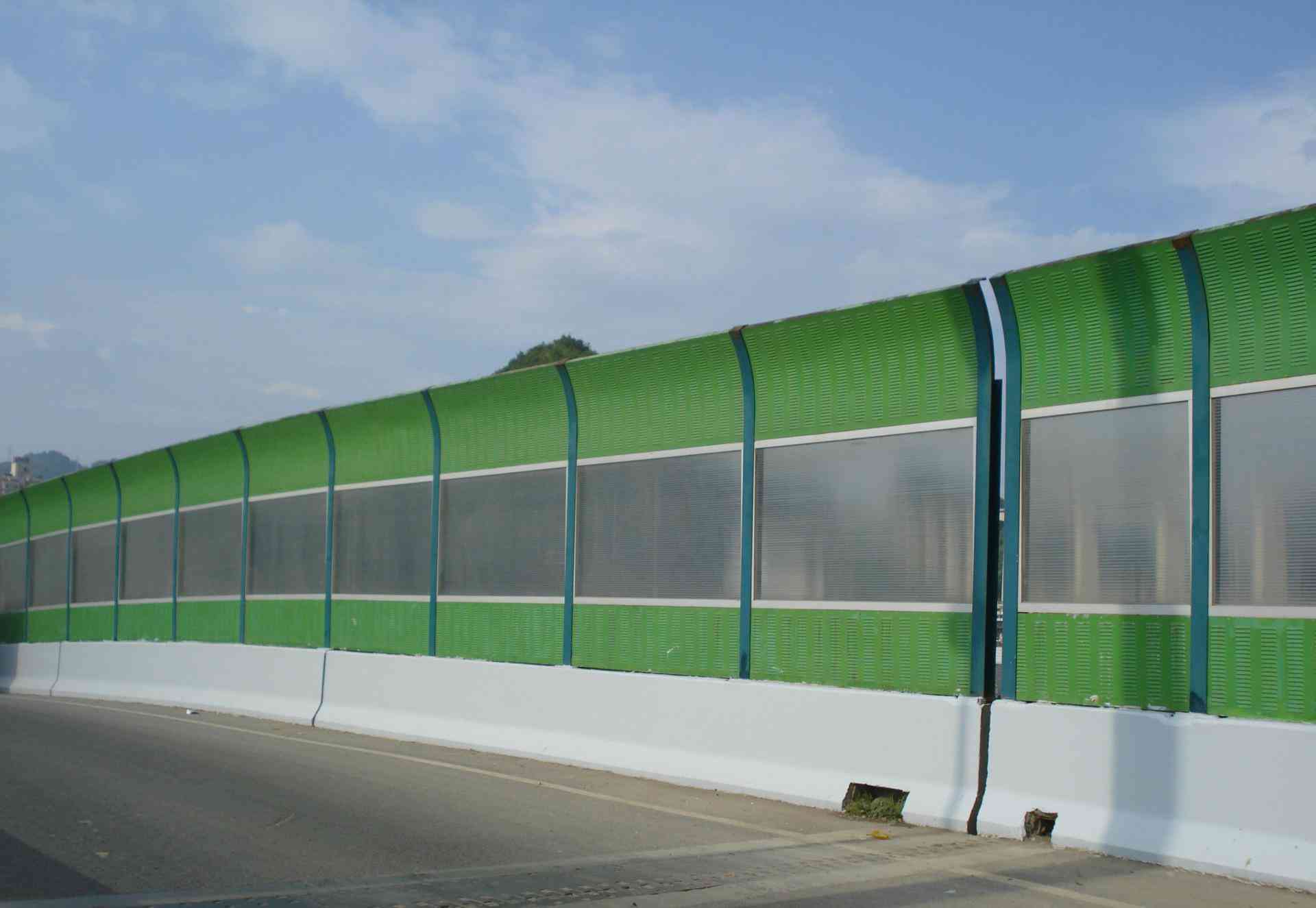 <a href=http://tools.sszanggu.cn/news_article?news_id=139>公路聲屏障</a>